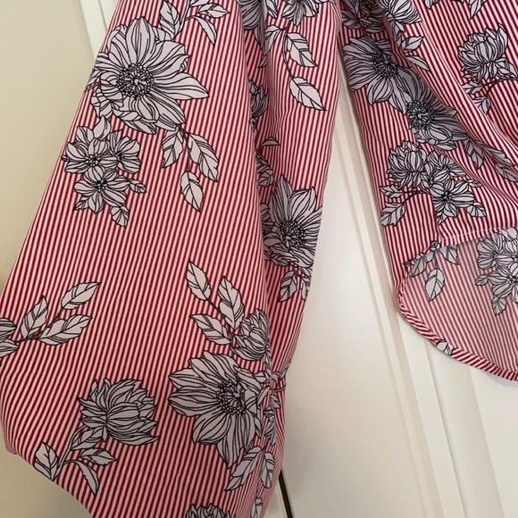 **like new** Button up tie front blouse - Picture 4 of 5